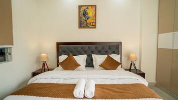 1 bedroom, Egyptian cotton sheets, premium bedding, down comforters