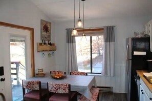 Dining - Cozy cabin across street from Beech Ski (Beech Mountain)