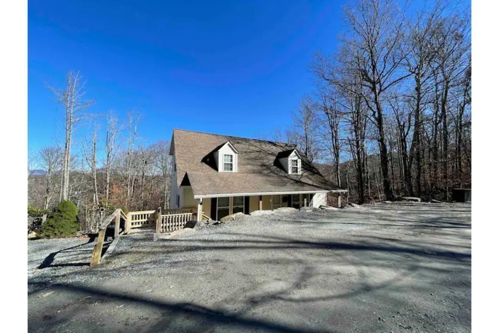 Ski Beech 1/2 mile to ski w/ hot tub/pool table