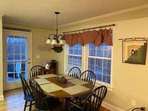 Dining - Ski Beech 1/2 mile to ski w/ hot tub/pool table (Beech Mountain)