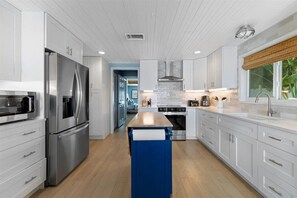 Refrigerador, microondas, horno y parrilla de estufa 