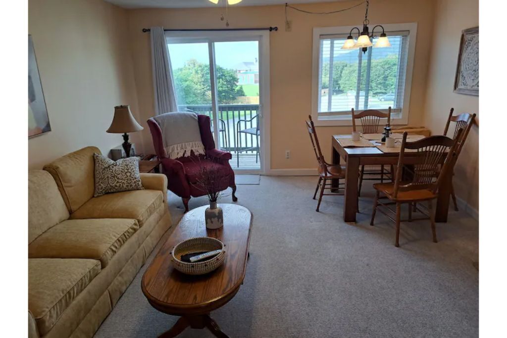 Ski Me! No frills 2 bedroom clean with Fireplace!