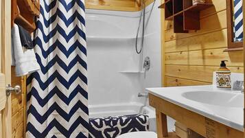 House (Misty View) | Bathroom | Combined shower/bathtub, hydromassage showerhead, hair dryer, towels