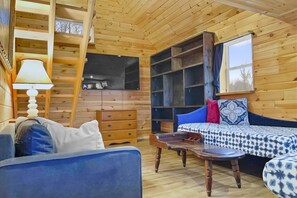 Ferienhaus (Misty View) | Wohnbereich | 75-Zoll-Smart-TV mit Digitalempfang, Fernseher, Streaming-Dienste