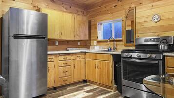 House (Misty View) | Private kitchen | Full-sized fridge, microwave, oven, stovetop