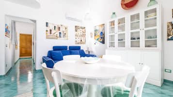 Casa Gallery | Área de sala de estar | Televisión LED de 43 pulgadas con canales por cable y televisión