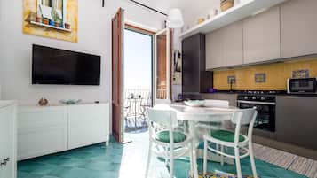 Casa Gallery | Cocina privada | Refrigerador con congelador, microondas, horno y parrilla de estufa