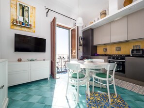 Gallery House | Private kitchen | Full-sized fridge, microwave, oven, stovetop