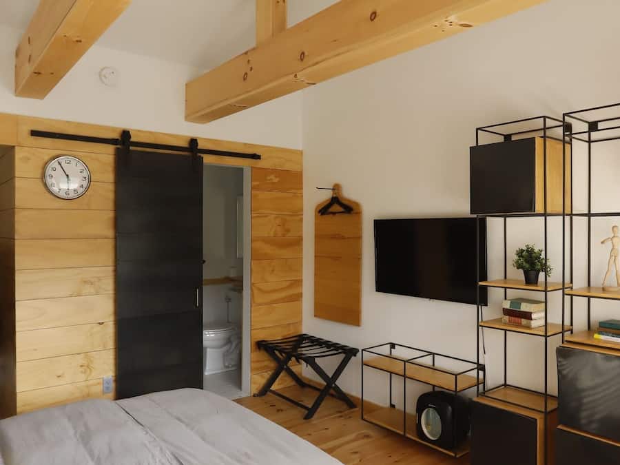 经典客房 | 高档床上用品、记忆海绵床垫、特色装修、办公桌