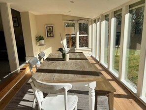 Outdoor dining - Mid-Century Contemporary (Orleans)