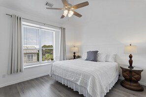 4 bedrooms, desk, travel cot, free WiFi
