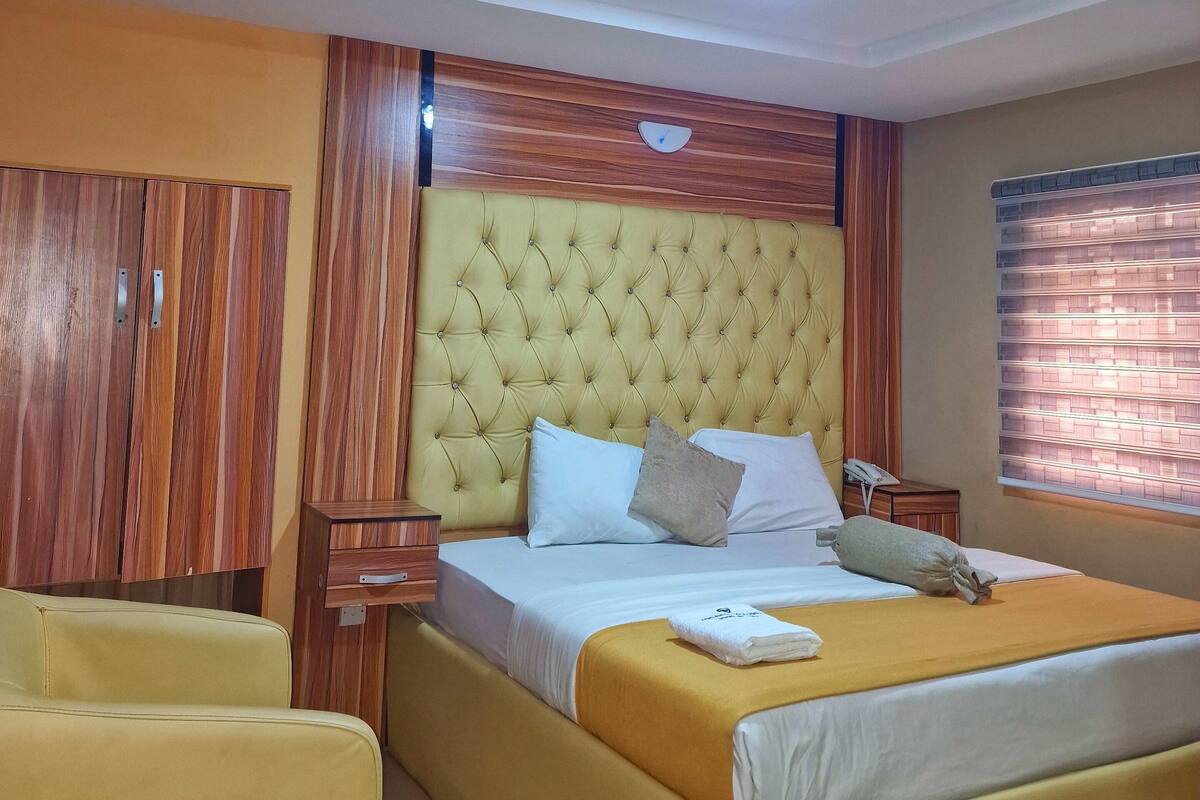 Deluxe Room, 1 King Bed | Tempur-Pedic beds, desk, blackout drapes, WiFi (free)
