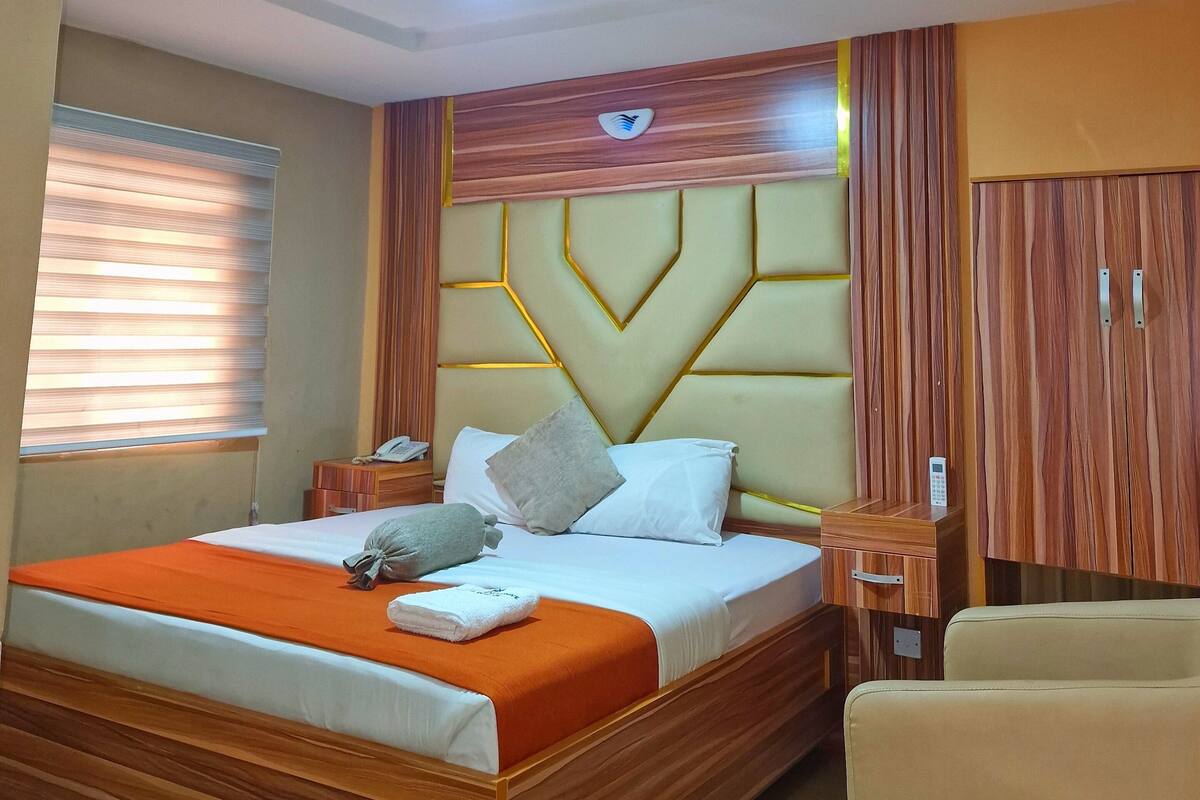Exclusive Room, 1 King Bed | Tempur-Pedic beds, desk, blackout drapes, WiFi (free)