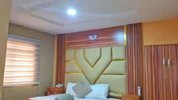 Habitación exclusiva, 1 cama de matrimonio grande | Colchones Tempur-Pedic, decoración individual, mobiliario individual