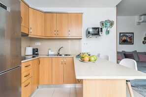 Microwave, stovetop, coffee/tea maker, cookware/dishes/utensils - Home2Book El Perenquén Las Canteras (Las Palmas de Gran Canaria)
