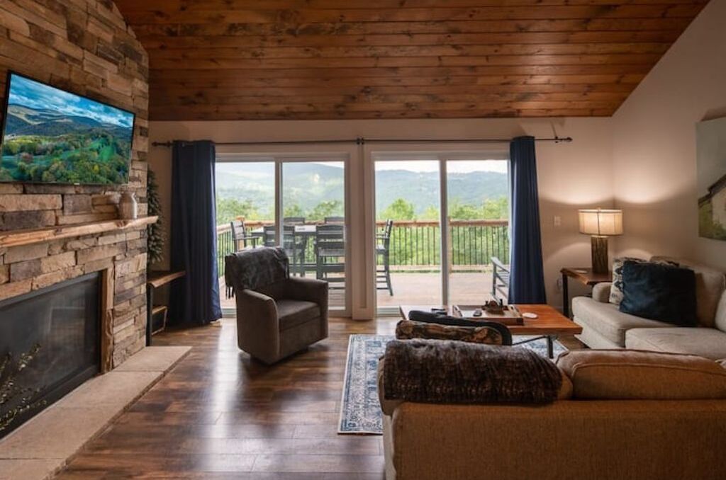 Télévision, cheminée, espaces bureaux