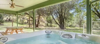 Sugar Pine Cabin 2BD 2BTH - Jacuzzi - KING Beds