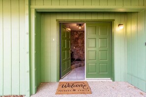 Exterior detail - Sugar Pine Cabin 2BD 2BTH - Jacuzzi - KING Beds (Oakhurst)