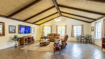 Smart TV, fireplace, table tennis, stereo