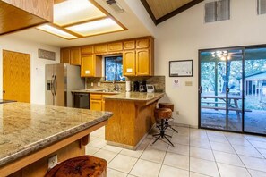 Fridge, microwave, oven, stovetop - Sugar Pine Cabin 2BD 2BTH - Jacuzzi - KING Beds (Oakhurst)