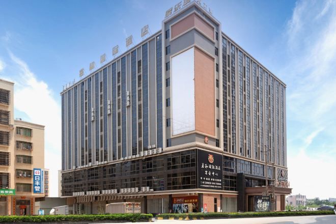 Un hotel de varios pisos con fachada moderna, amplias ventanas y una entrada destacada.