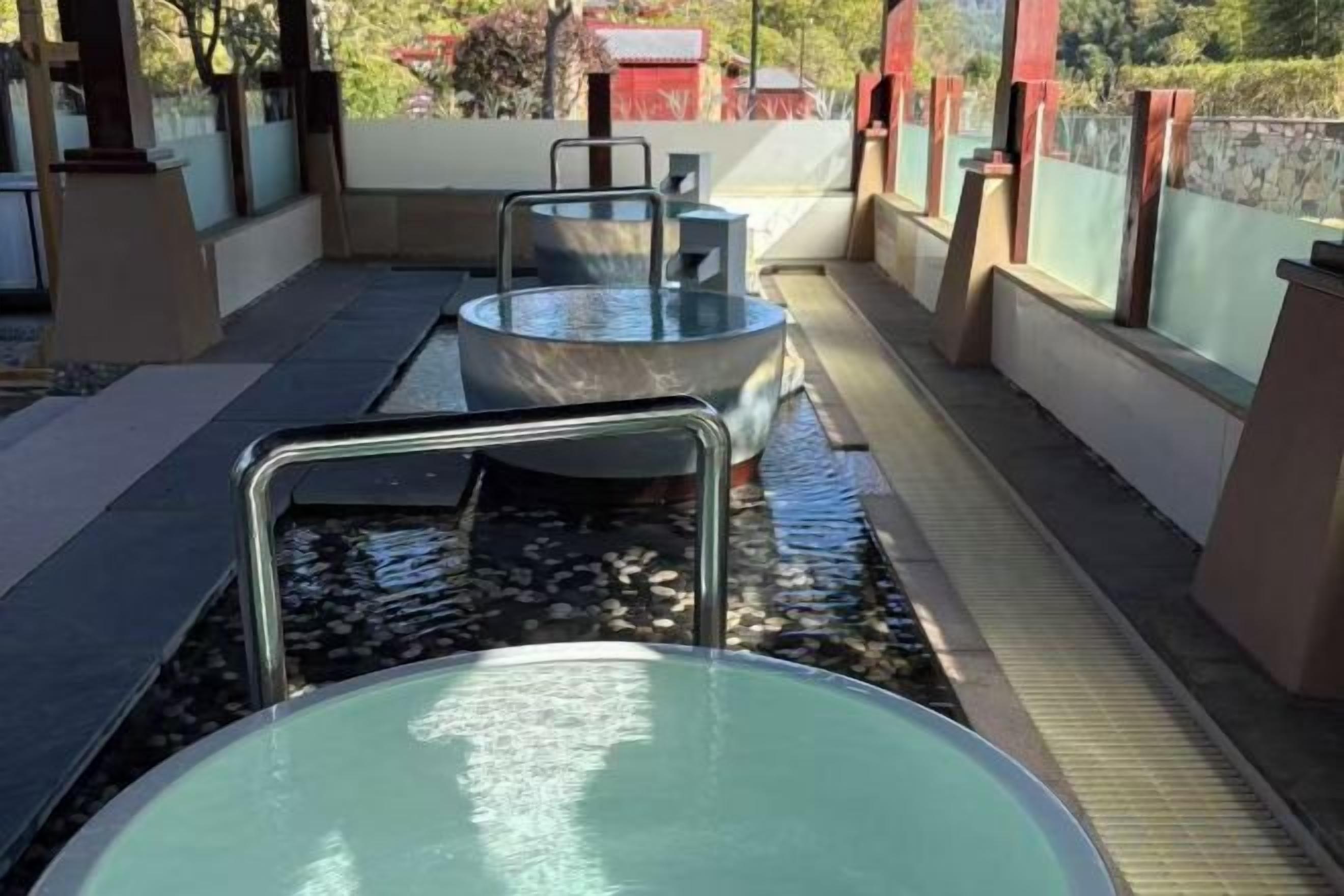 Een wellnessruimte met whirlpools en een zithoek.