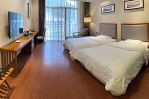A hotel room with two beds, a desk, a chair, and a TV. - Wugong Mountain Rongyuan International Hot Spring Resort (Anfu)