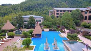 حمام سباحة خارجي