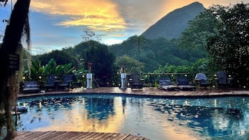 4 outdoor pools, sun loungers