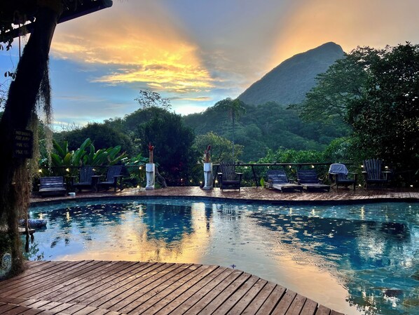 4 outdoor pools, pool loungers