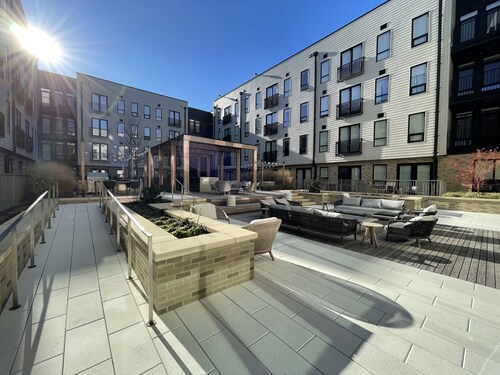 Reston Town Center Station Apartment - 10 mins walk to DC access!