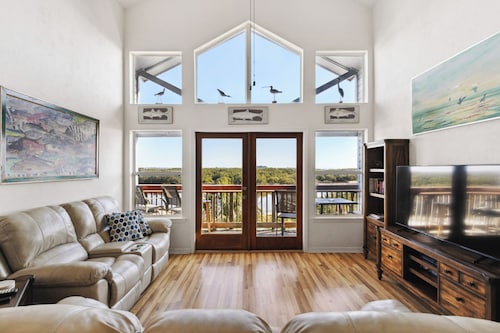 3 Pelicans - Waterfront Condo w Pool & Boat Trailer Parking