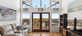 3 Pelicans - Waterfront Condo w Pool & Boat Trailer Parking