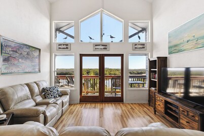 3 Pelicans - Waterfront Condo w Pool & Boat Trailer Parking