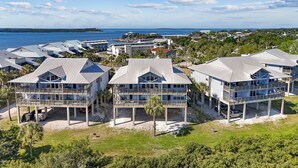 Een kusthotel met meerdere gebouwen, voorzien van balkons en uitzicht op zee.