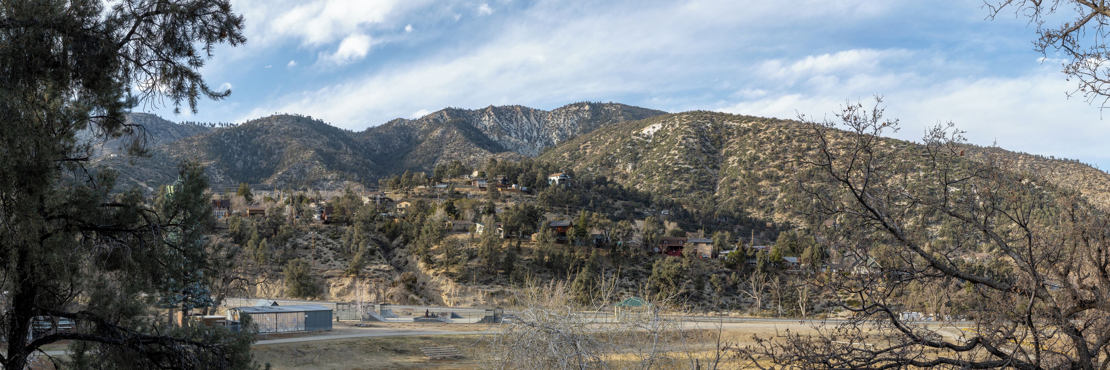 Paisagem montanhosa com edifícios residenciais.