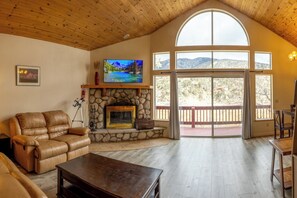 Smart TV, fireplace - Private Cabin located directly across Park (Frazier Park)