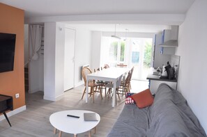 Älytelevisio, kirjoja, tulostin