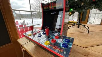 Een Midway Mortal Kombat automaat met meerdere knoppen en joysticks.