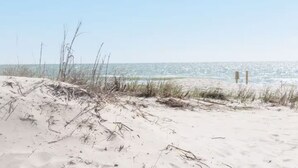 A beach with sand dunes and a clear view of the ocean. - Pet friendly | 5 min walk to sand | full kitchen (Myrtle Beach)