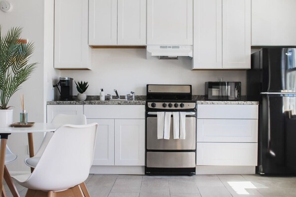 Frigorifero, microonde, forno, piano cottura