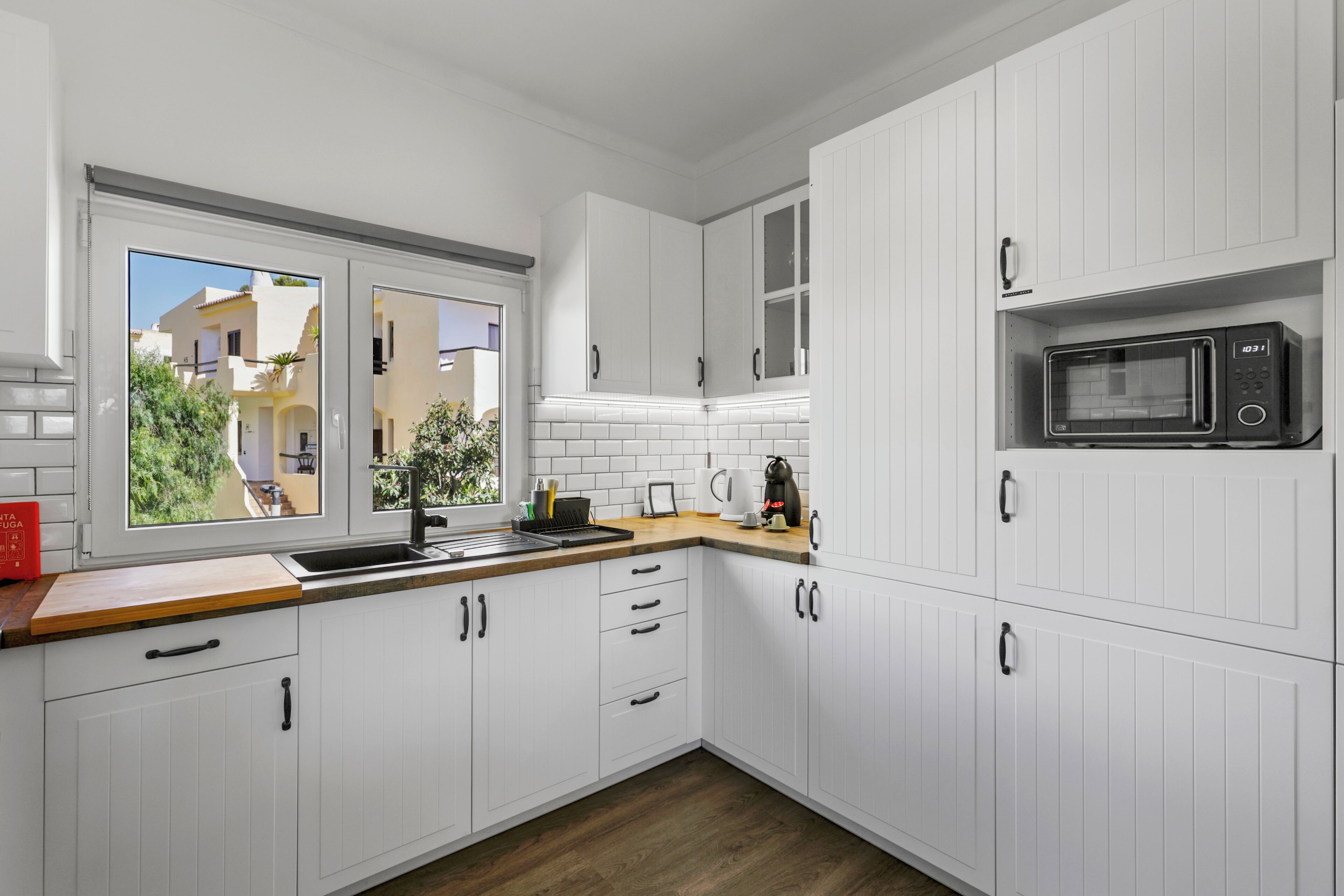 Coffee/tea maker, fridge, microwave, oven