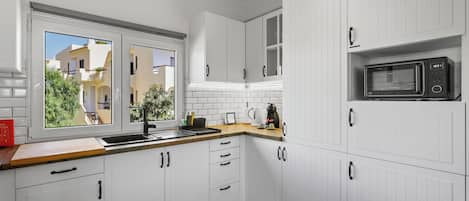 Coffee/tea maker, fridge, microwave, oven