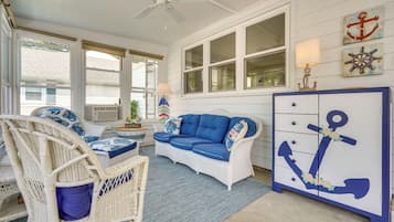 Televisión, chimenea y libros