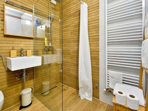 Bathtub, hair dryer, towels