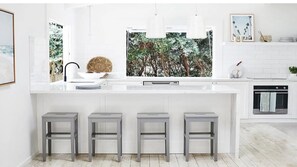 Frigorífico, microondas, horno y placa de cocina