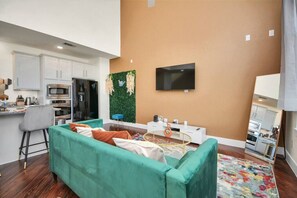 TV - East Downtown Townhouse - 3 BR & 3.5 BA Great View (Houston)