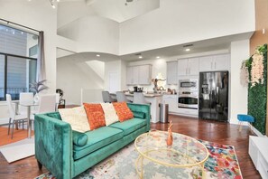 TV - East Downtown Townhouse - 3 BR & 3.5 BA Great View (Houston)