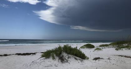 Beautiful Renovated Studio Close to Pensacola Beach