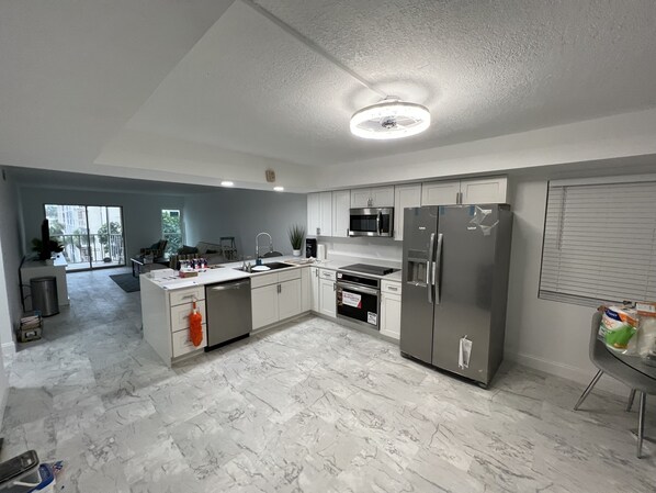 冰箱、微波炉、烤箱、炉灶